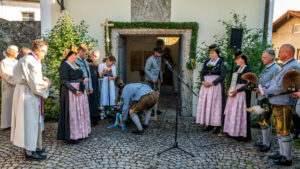 Zwischen Festfreude und stillem Gedenken: Bayerischer Inngau-Trachtenverband und GTEV „Alpenrose“ Nußdorf erinnerten an verstorbene Mitglieder, Gefallene und Vermisste.