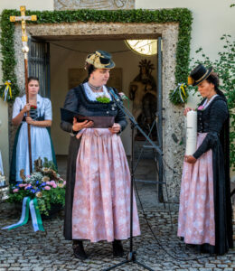 Zwischen Festfreude und stillem Gedenken: Bayerischer Inngau-Trachtenverband und GTEV „Alpenrose“ Nußdorf erinnerten an verstorbene Mitglieder, Gefallene und Vermisste.