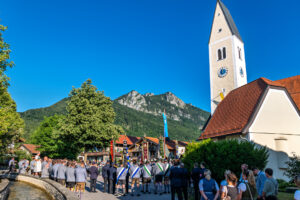 Zwischen Festfreude und stillem Gedenken: Bayerischer Inngau-Trachtenverband und GTEV „Alpenrose“ Nußdorf erinnerten an verstorbene Mitglieder, Gefallene und Vermisste.