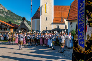 Zwischen Festfreude und stillem Gedenken: Bayerischer Inngau-Trachtenverband und GTEV „Alpenrose“ Nußdorf erinnerten an verstorbene Mitglieder, Gefallene und Vermisste.