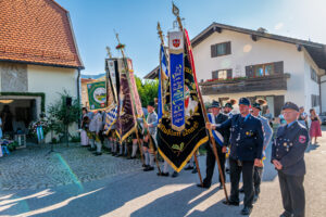 Zwischen Festfreude und stillem Gedenken: Bayerischer Inngau-Trachtenverband und GTEV „Alpenrose“ Nußdorf erinnerten an verstorbene Mitglieder, Gefallene und Vermisste.