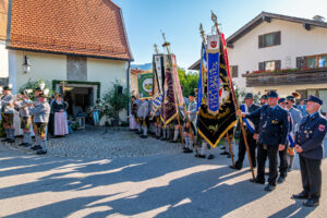 Zwischen Festfreude und stillem Gedenken: Bayerischer Inngau-Trachtenverband und GTEV „Alpenrose“ Nußdorf erinnerten an verstorbene Mitglieder, Gefallene und Vermisste.