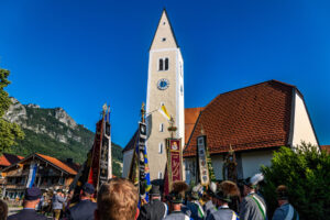 Zwischen Festfreude und stillem Gedenken: Bayerischer Inngau-Trachtenverband und GTEV „Alpenrose“ Nußdorf erinnerten an verstorbene Mitglieder, Gefallene und Vermisste.