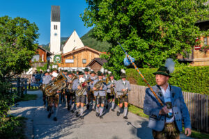 Zwischen Festfreude und stillem Gedenken: Bayerischer Inngau-Trachtenverband und GTEV „Alpenrose“ Nußdorf erinnerten an verstorbene Mitglieder, Gefallene und Vermisste.