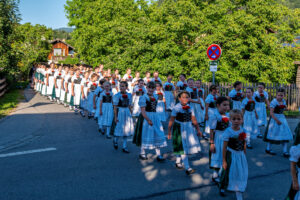 Zwischen Festfreude und stillem Gedenken: Bayerischer Inngau-Trachtenverband und GTEV „Alpenrose“ Nußdorf erinnerten an verstorbene Mitglieder, Gefallene und Vermisste.