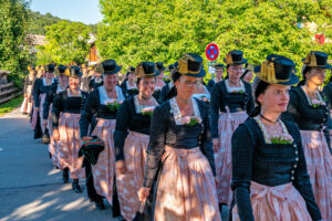 Zwischen Festfreude und stillem Gedenken: Bayerischer Inngau-Trachtenverband und GTEV „Alpenrose“ Nußdorf erinnerten an verstorbene Mitglieder, Gefallene und Vermisste.