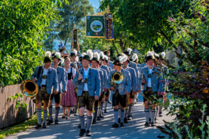 Zwischen Festfreude und stillem Gedenken: Bayerischer Inngau-Trachtenverband und GTEV „Alpenrose“ Nußdorf erinnerten an verstorbene Mitglieder, Gefallene und Vermisste.