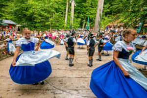 Wenn sich im Bürgl die Röcke drehen: Altenbeurer Waldfest verbindet Brauchtum, Gemeinschaft und Lebensfreude