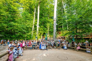 Wenn sich im Bürgl die Röcke drehen: Altenbeurer Waldfest verbindet Brauchtum, Gemeinschaft und Lebensfreude