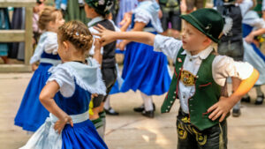 Wenn sich im Bürgl die Röcke drehen: Altenbeurer Waldfest verbindet Brauchtum, Gemeinschaft und Lebensfreude