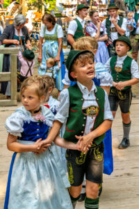 Wenn sich im Bürgl die Röcke drehen: Altenbeurer Waldfest verbindet Brauchtum, Gemeinschaft und Lebensfreude