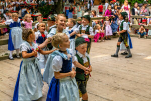Wenn sich im Bürgl die Röcke drehen: Altenbeurer Waldfest verbindet Brauchtum, Gemeinschaft und Lebensfreude