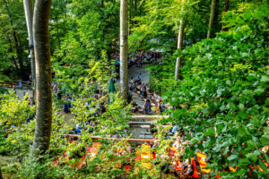 Wenn sich im Bürgl die Röcke drehen: Altenbeurer Waldfest verbindet Brauchtum, Gemeinschaft und Lebensfreude