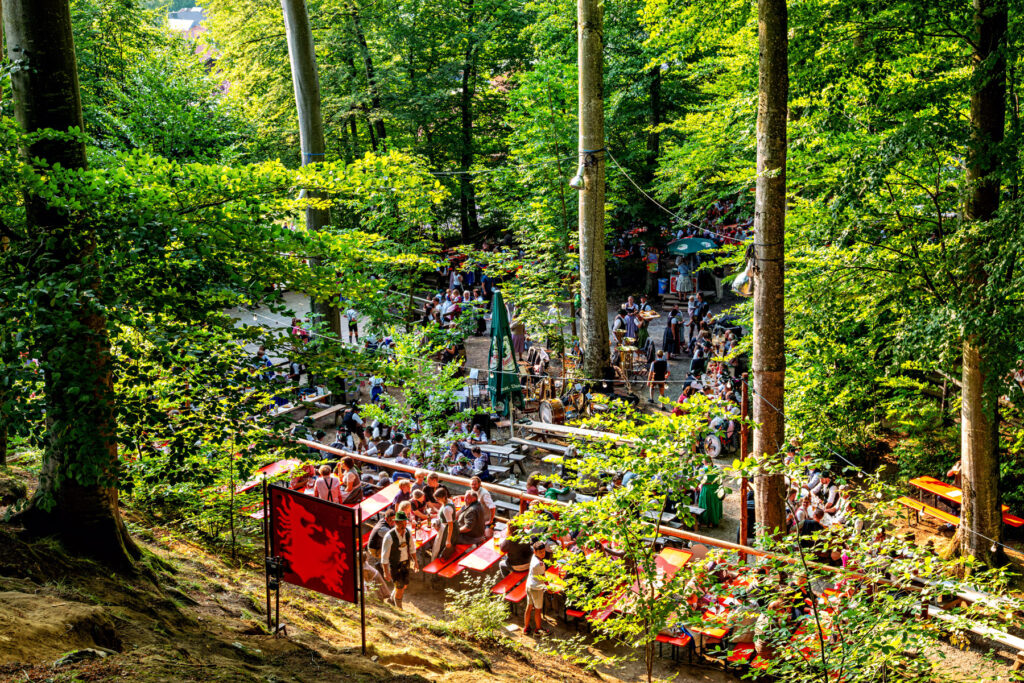 Wenn sich im Bürgl die Röcke drehen: Altenbeurer Waldfest verbindet Brauchtum, Gemeinschaft und Lebensfreude