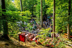 Wenn sich im Bürgl die Röcke drehen: Altenbeurer Waldfest verbindet Brauchtum, Gemeinschaft und Lebensfreude