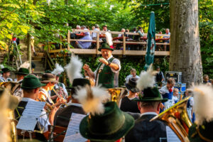 Wenn sich im Bürgl die Röcke drehen: Altenbeurer Waldfest verbindet Brauchtum, Gemeinschaft und Lebensfreude