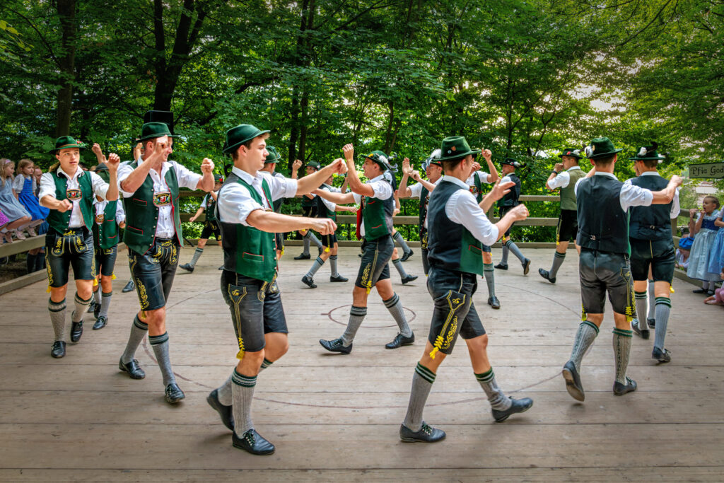 Wenn sich im Bürgl die Röcke drehen: Altenbeurer Waldfest verbindet Brauchtum, Gemeinschaft und Lebensfreude