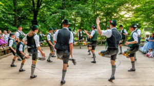 Wenn sich im Bürgl die Röcke drehen: Altenbeurer Waldfest verbindet Brauchtum, Gemeinschaft und Lebensfreude