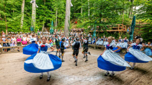 Wenn sich im Bürgl die Röcke drehen: Altenbeurer Waldfest verbindet Brauchtum, Gemeinschaft und Lebensfreude