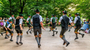 Wenn sich im Bürgl die Röcke drehen: Altenbeurer Waldfest verbindet Brauchtum, Gemeinschaft und Lebensfreude