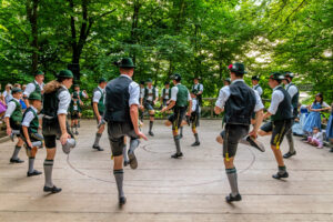 Wenn sich im Bürgl die Röcke drehen: Altenbeurer Waldfest verbindet Brauchtum, Gemeinschaft und Lebensfreude