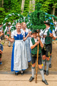 Wenn sich im Bürgl die Röcke drehen: Altenbeurer Waldfest verbindet Brauchtum, Gemeinschaft und Lebensfreude