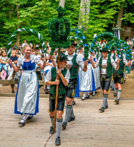 Wenn sich im Bürgl die Röcke drehen: Altenbeurer Waldfest verbindet Brauchtum, Gemeinschaft und Lebensfreude