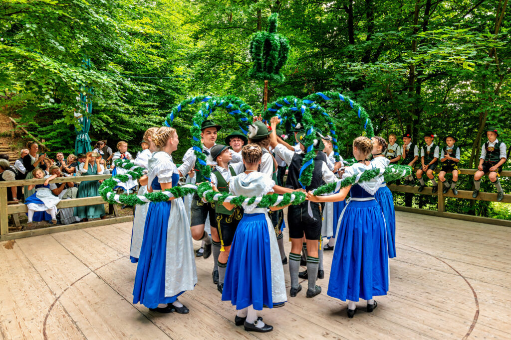 Wenn sich im Bürgl die Röcke drehen: Altenbeurer Waldfest verbindet Brauchtum, Gemeinschaft und Lebensfreude