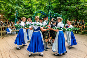 Wenn sich im Bürgl die Röcke drehen: Altenbeurer Waldfest verbindet Brauchtum, Gemeinschaft und Lebensfreude