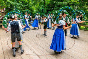 Wenn sich im Bürgl die Röcke drehen: Altenbeurer Waldfest verbindet Brauchtum, Gemeinschaft und Lebensfreude