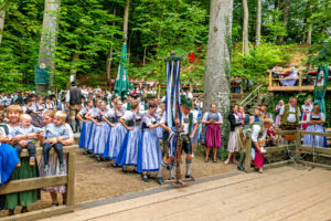 Wenn sich im Bürgl die Röcke drehen: Altenbeurer Waldfest verbindet Brauchtum, Gemeinschaft und Lebensfreude