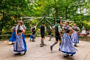 Wenn sich im Bürgl die Röcke drehen: Altenbeurer Waldfest verbindet Brauchtum, Gemeinschaft und Lebensfreude