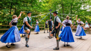Wenn sich im Bürgl die Röcke drehen: Altenbeurer Waldfest verbindet Brauchtum, Gemeinschaft und Lebensfreude