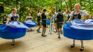 Wenn sich im Bürgl die Röcke drehen: Altenbeurer Waldfest verbindet Brauchtum, Gemeinschaft und Lebensfreude