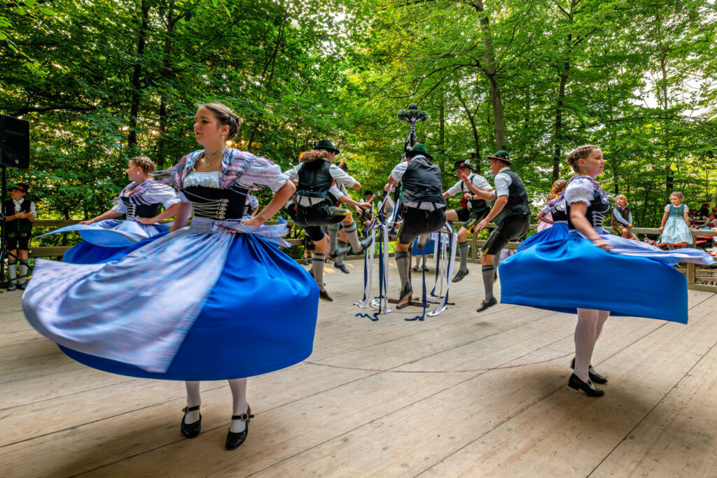 Wenn sich im Bürgl die Röcke drehen: Altenbeurer Waldfest verbindet Brauchtum, Gemeinschaft und Lebensfreude