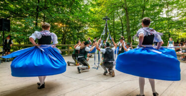 Wenn sich im Bürgl die Röcke drehen: Altenbeurer Waldfest verbindet Brauchtum, Gemeinschaft und Lebensfreude