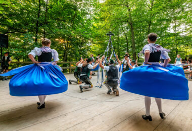 Wenn sich im Bürgl die Röcke drehen: Altenbeurer Waldfest verbindet Brauchtum, Gemeinschaft und Lebensfreude