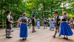 Wenn sich im Bürgl die Röcke drehen: Altenbeurer Waldfest verbindet Brauchtum, Gemeinschaft und Lebensfreude