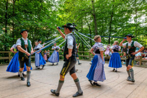Wenn sich im Bürgl die Röcke drehen: Altenbeurer Waldfest verbindet Brauchtum, Gemeinschaft und Lebensfreude