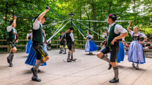 Wenn sich im Bürgl die Röcke drehen: Altenbeurer Waldfest verbindet Brauchtum, Gemeinschaft und Lebensfreude