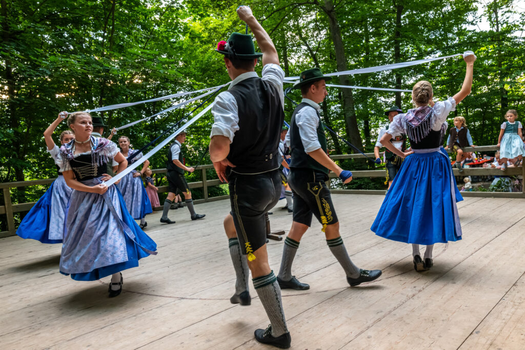Wenn sich im Bürgl die Röcke drehen: Altenbeurer Waldfest verbindet Brauchtum, Gemeinschaft und Lebensfreude