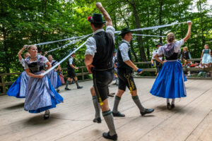 Wenn sich im Bürgl die Röcke drehen: Altenbeurer Waldfest verbindet Brauchtum, Gemeinschaft und Lebensfreude