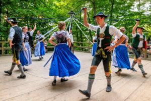 Wenn sich im Bürgl die Röcke drehen: Altenbeurer Waldfest verbindet Brauchtum, Gemeinschaft und Lebensfreude