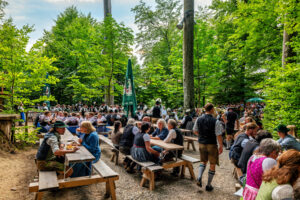 Wenn sich im Bürgl die Röcke drehen: Altenbeurer Waldfest verbindet Brauchtum, Gemeinschaft und Lebensfreude