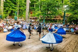 Wenn sich im Bürgl die Röcke drehen: Altenbeurer Waldfest verbindet Brauchtum, Gemeinschaft und Lebensfreude