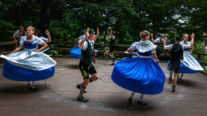 Wenn sich im Bürgl die Röcke drehen: Altenbeurer Waldfest verbindet Brauchtum, Gemeinschaft und Lebensfreude