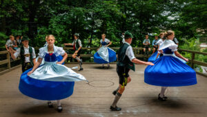 Wenn sich im Bürgl die Röcke drehen: Altenbeurer Waldfest verbindet Brauchtum, Gemeinschaft und Lebensfreude
