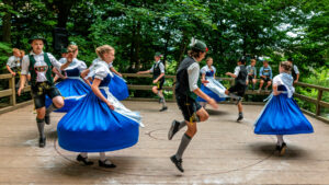 Wenn sich im Bürgl die Röcke drehen: Altenbeurer Waldfest verbindet Brauchtum, Gemeinschaft und Lebensfreude