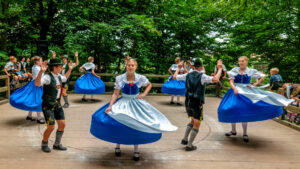 Wenn sich im Bürgl die Röcke drehen: Altenbeurer Waldfest verbindet Brauchtum, Gemeinschaft und Lebensfreude