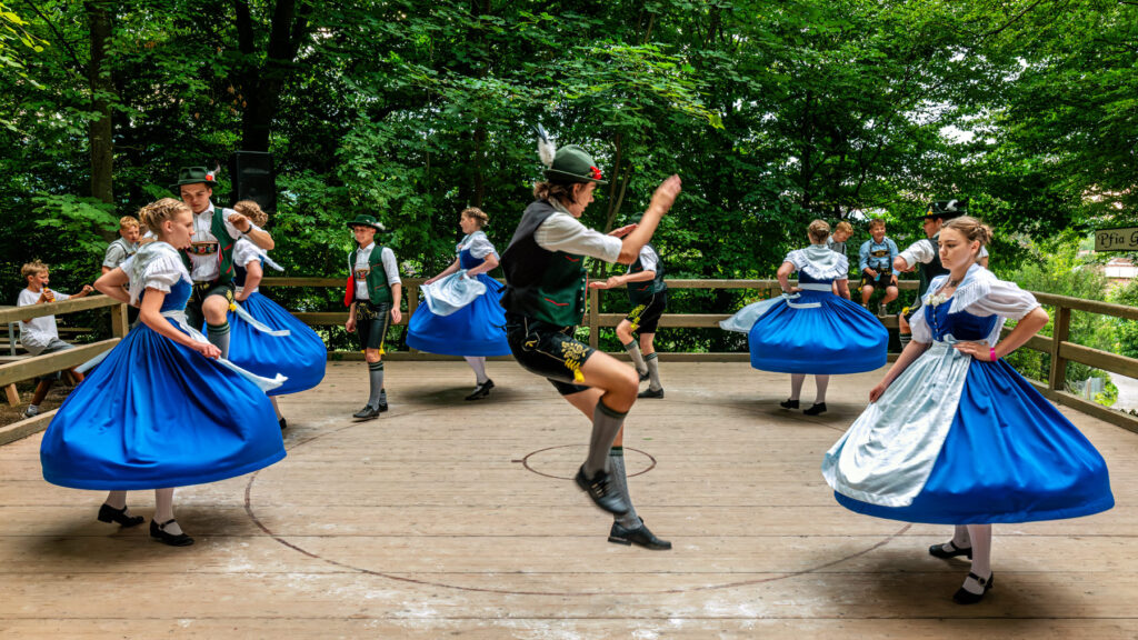Wenn sich im Bürgl die Röcke drehen: Altenbeurer Waldfest verbindet Brauchtum, Gemeinschaft und Lebensfreude